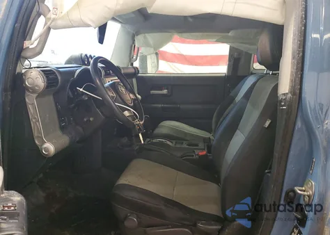 2014 Toyota Fj Cruiser Base z USA, uszkodzony, nr VIN JTEBU4BF9EK193682